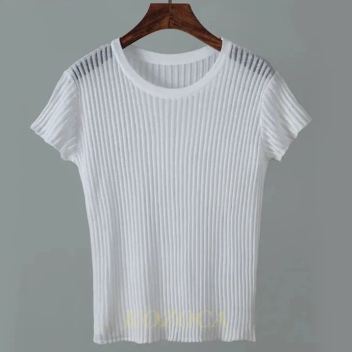 Camiseta Feminina Manga Curta em Lã Chique Branca - Elegância Listrada - Outlet do Cazé